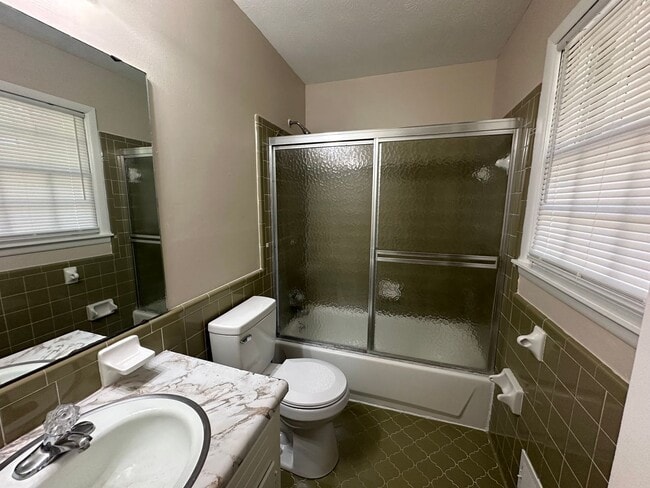 Building Photo - 927 Pinecliff Dr