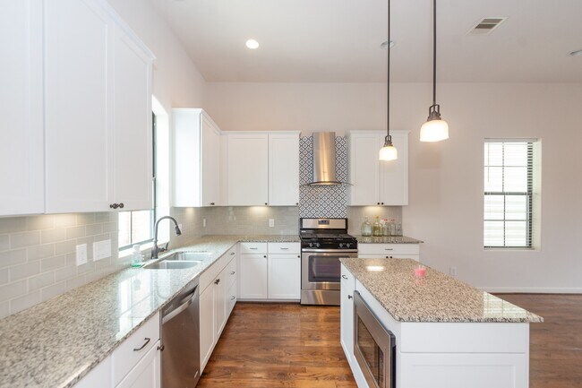 Building Photo - 1404 W 26th St