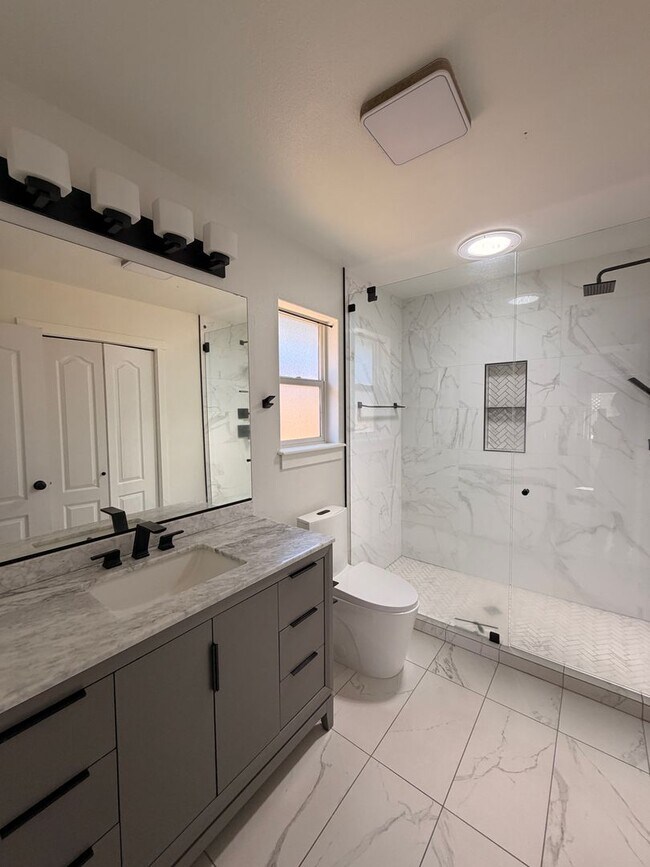 Building Photo - 3 Bed | 2 Bath | 1,306 Sq. Ft. | Bend, OR