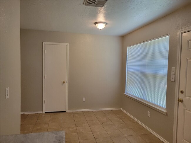 Building Photo - 6055 Green Heather Ln