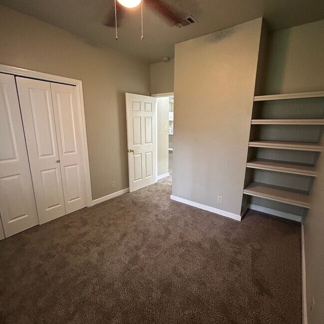 Building Photo - 1217 Armadillo Rd