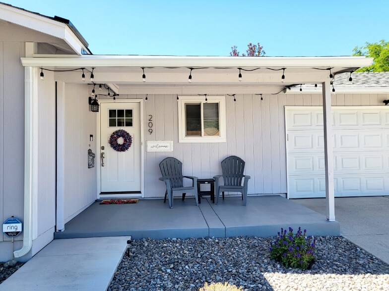 Building Photo - 209 Sandstone Dr