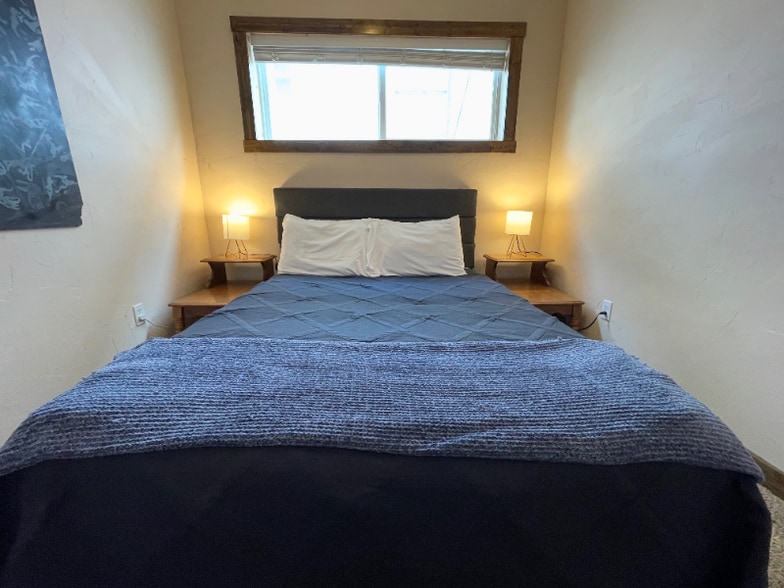 Building Photo - 411 W Quartz St