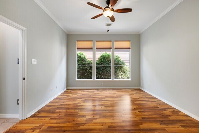 Building Photo - 6 E Cottage Green St