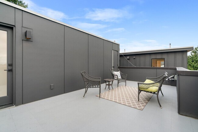 Building Photo - Like new 2 bedroom townhome in Georgetown