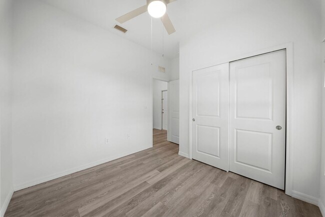 Building Photo - 26483-26483 Sandhill Blvd