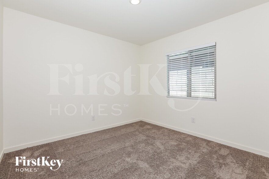 Building Photo - 967 W 20th St