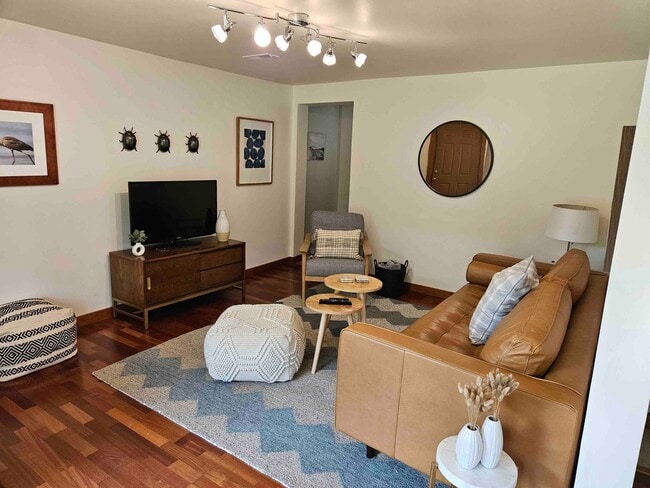 Building Photo - Fully Furnished, Beautiful Decor - 3BR / 1BA