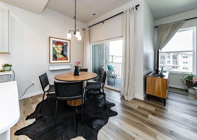 Building Photo - Beautiful Townhome Next to Nature on Westside