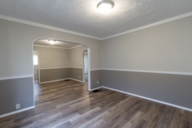 Building Photo - 1419 W 22nd St