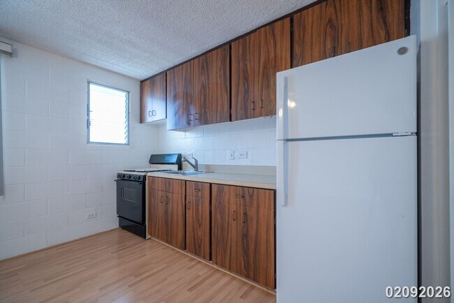 Building Photo - Prime Town Location – 1 Bed, 1 Bath Walk-Up - Corner Unit