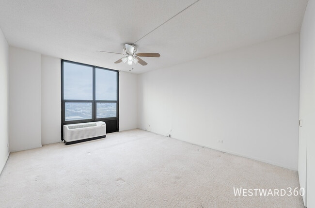 Building Photo - 901 S Plymouth Ct