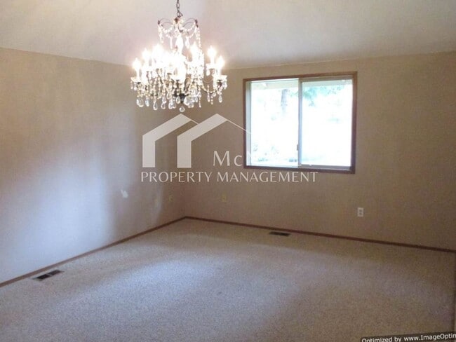 Building Photo - Charming 3-Bedroom Rambler with Spacious Backyard