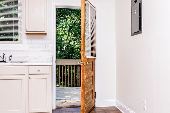 Building Photo - New Listing!