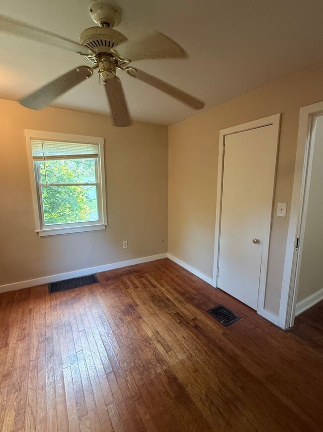 Building Photo - Nice tucked away home