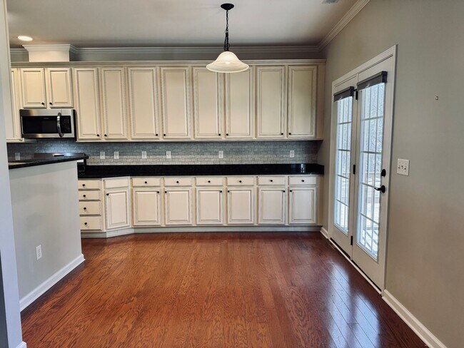 Building Photo - South AVL - Well Kept, Large Home with Garage