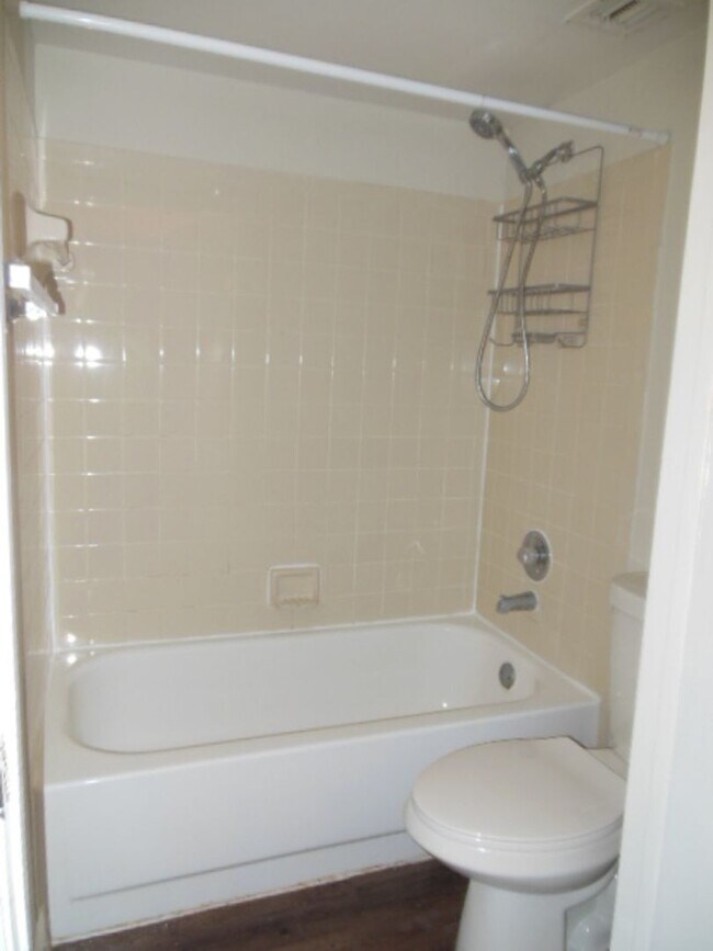 Building Photo - ONE BEDROOM ONE BATHROOM !! WATERFRONT COM...