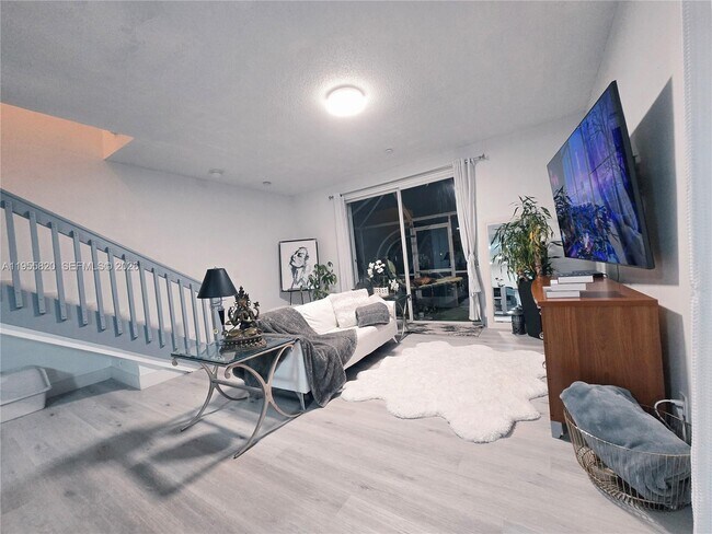 Building Photo - 1303 Presidio Dr