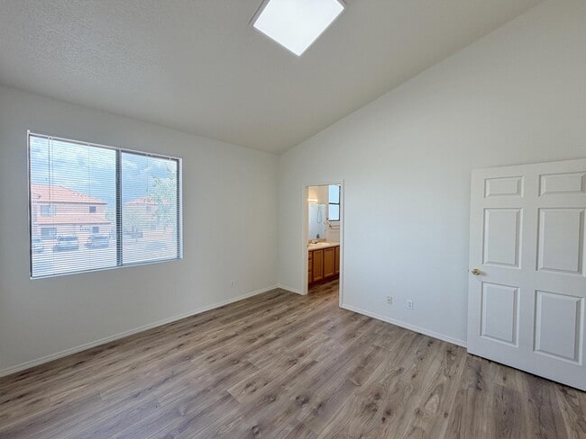 Building Photo - 1105 Meadowlark Way SE
