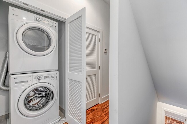 Building Photo - Old City Townhome