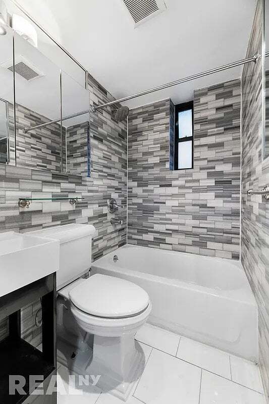 Building Photo - 127 E 7th St