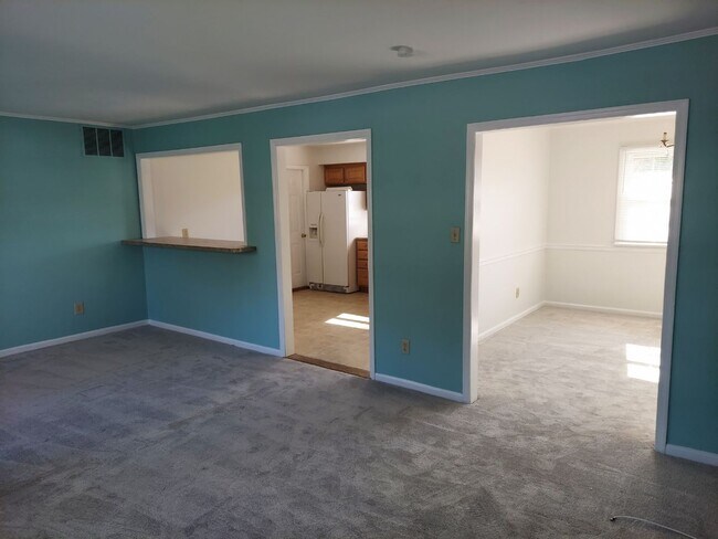 Building Photo - 5 BR 2.5 SINGLE FAMILY HOME