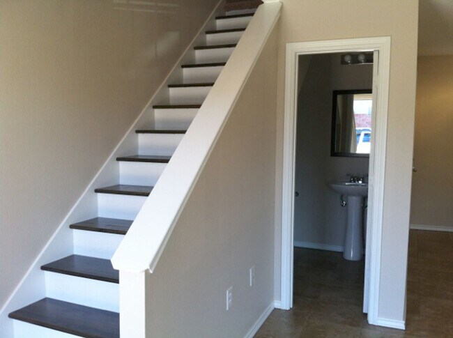 Building Photo - 1 Bedroom 1.5 Bath Townhome for Rent in Li...