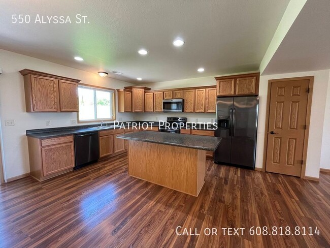 Building Photo - BEAUTIFUL & SPACIOUS 4 BEDROOM/2.5 BATH DU...