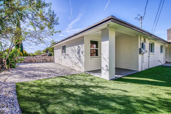 Building Photo - 1210 La Cruz Dr