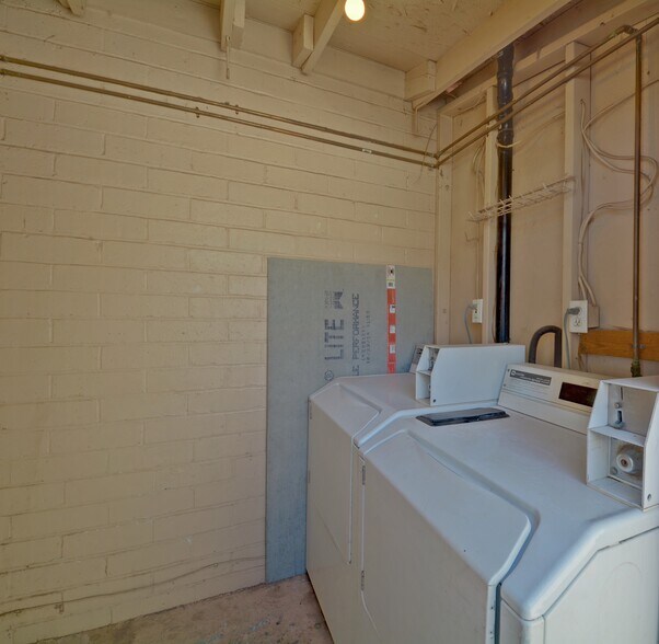 Building Photo - 2437 E Clarendon Ave
