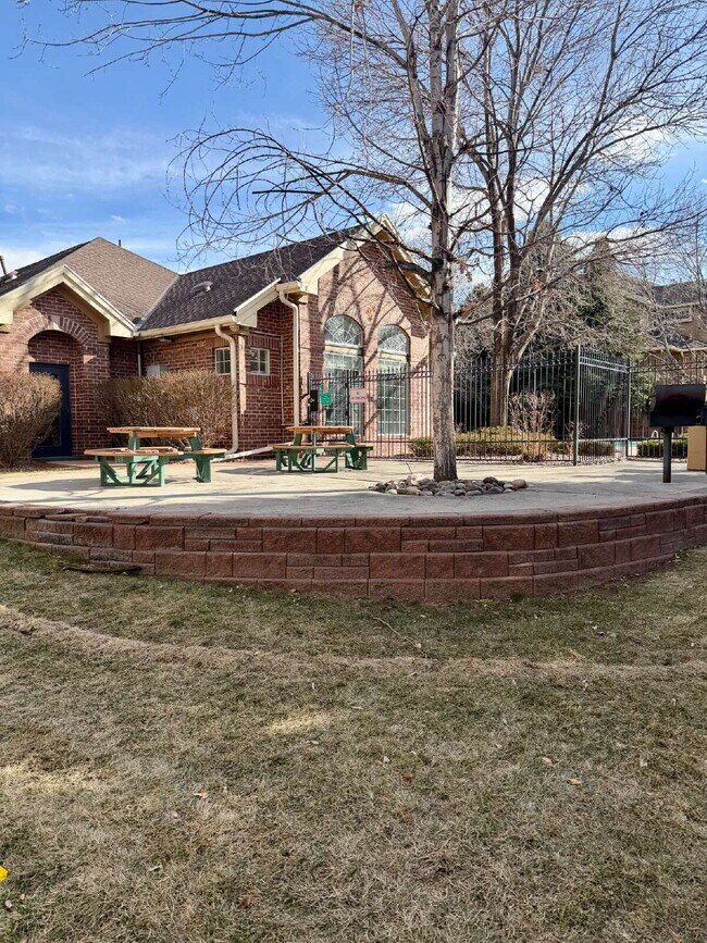 Building Photo - Don't Miss This 2 Bed/2 Bath Pinnacle at Highline Condo Available Now!
