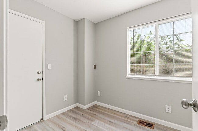 Building Photo - Remodeled 4-Bedroom House w/ Private Yard in Oakland