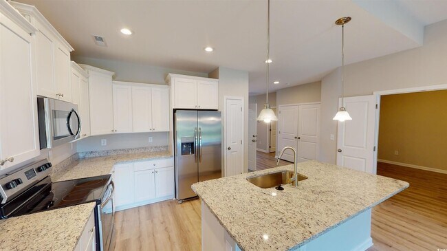 Building Photo - 13 Racquet Club Dr