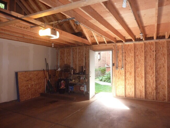 Building Photo - 5521 N Glenwood Ave