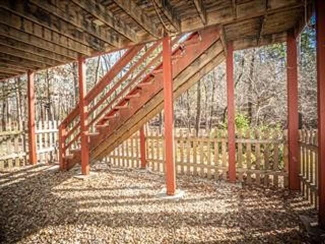 Building Photo - Large 3 Bedroom, 2 Bathroom home on the East End of the village. A serene neighborhood just waiti...