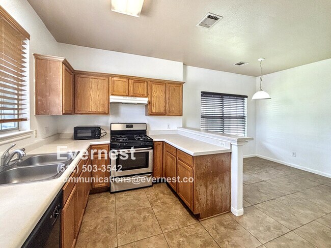 Building Photo - Charming 3-Bedroom Home in a Convenient Ne...