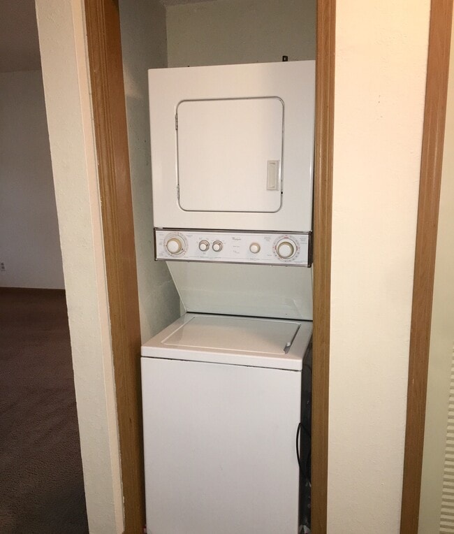 Building Photo - 2 Bedroom Top Floor Apartment - Close to I-70