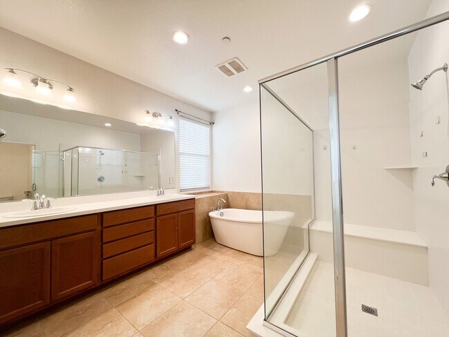 Building Photo - Spacious 4 Bd 3 Bath Home in Elk Grove