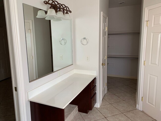 Building Photo - Beautiful 4 Bedroom 2 Bathroom Home