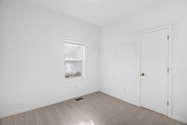 Building Photo - Cozy Home located in Greensboro