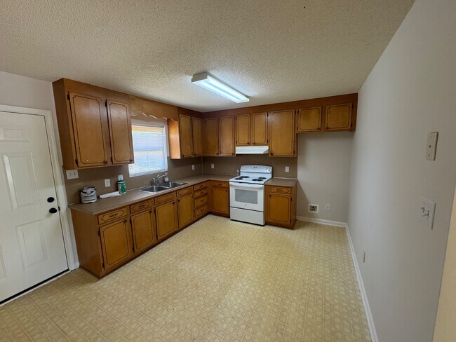 Building Photo - 2105 Harpertown Dr
