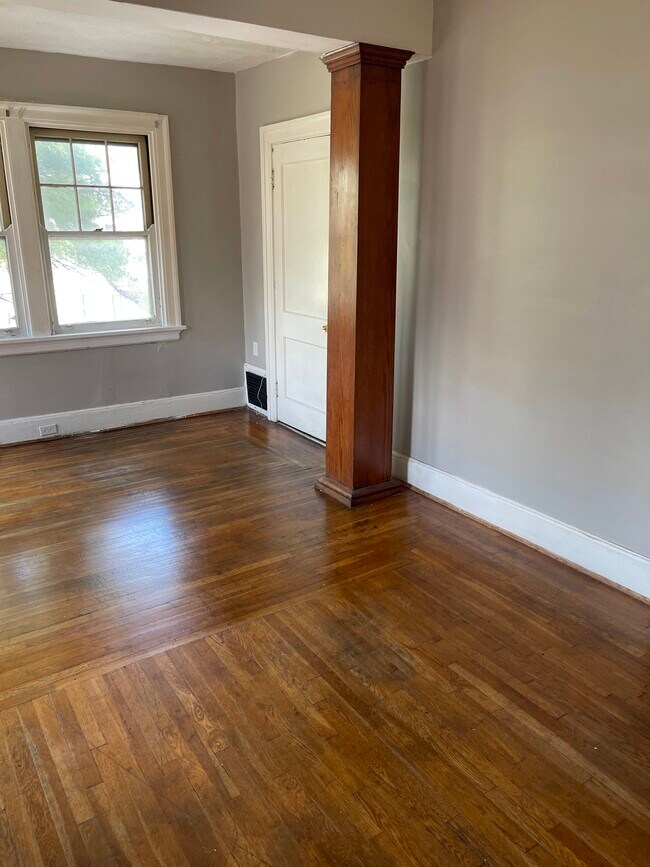 Building Photo - 5 E Mitchell Ave