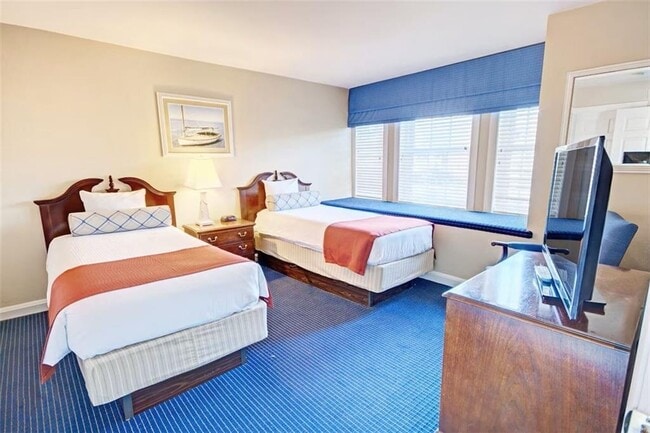 Building Photo - 405 Thames St