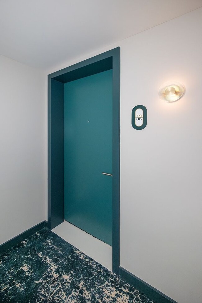 Building Photo - Fully furnished 2-bedroom residence in the heart of Brickell.