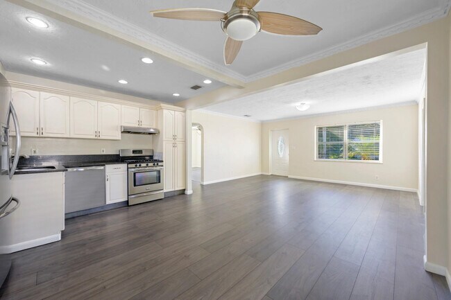 Building Photo - 1535 Plunkett St