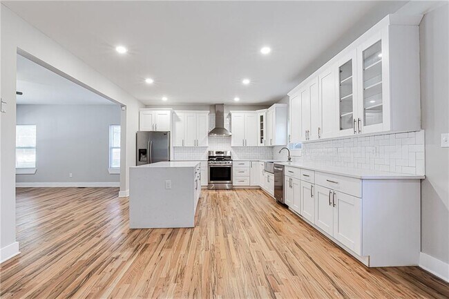 Building Photo - 870 Gaston St SW