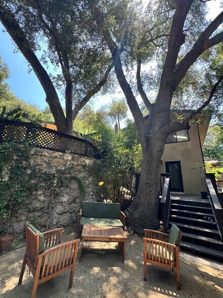 Building Photo - 932 Old Topanga Canyon Rd