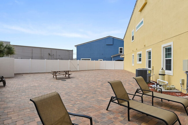 Building Photo - 132 Mediterranean Way