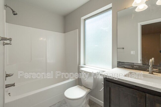 Building Photo - 8711 NE 43rd Pl