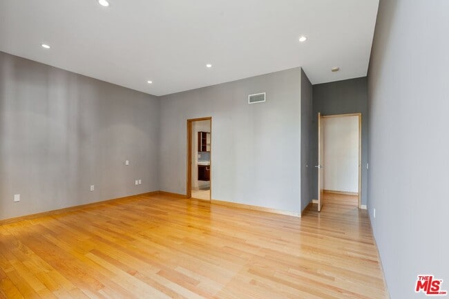 Building Photo - 8614 Hollywood Blvd